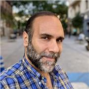 Profesor imparte clases de español para extranjeros de todas las edades